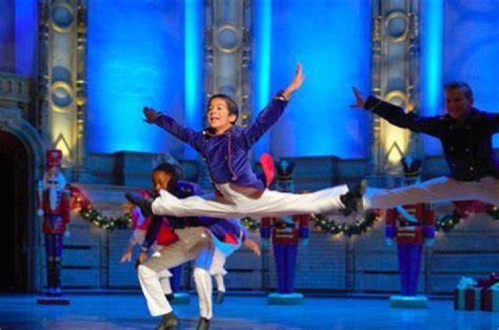 Does Lacey Chabert dance?