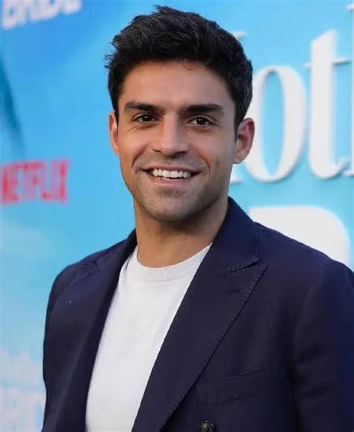 Sean Teale Age, Weight, Height, Measurements