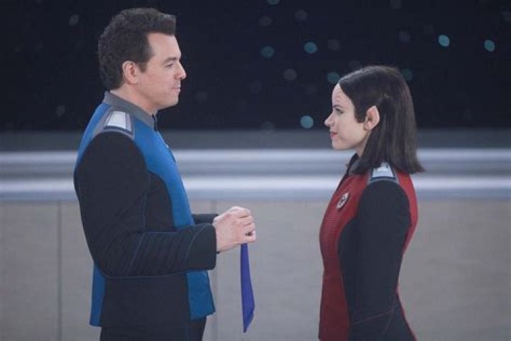 Seth MacFarlane (l) and Halston Sage (r) in The Orville (2017)